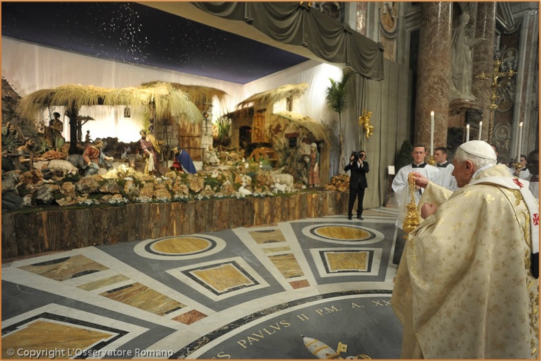 El Papa Benedicto XVI en la Misa de Nochebuena de 2011 © L'Osservatore Romano