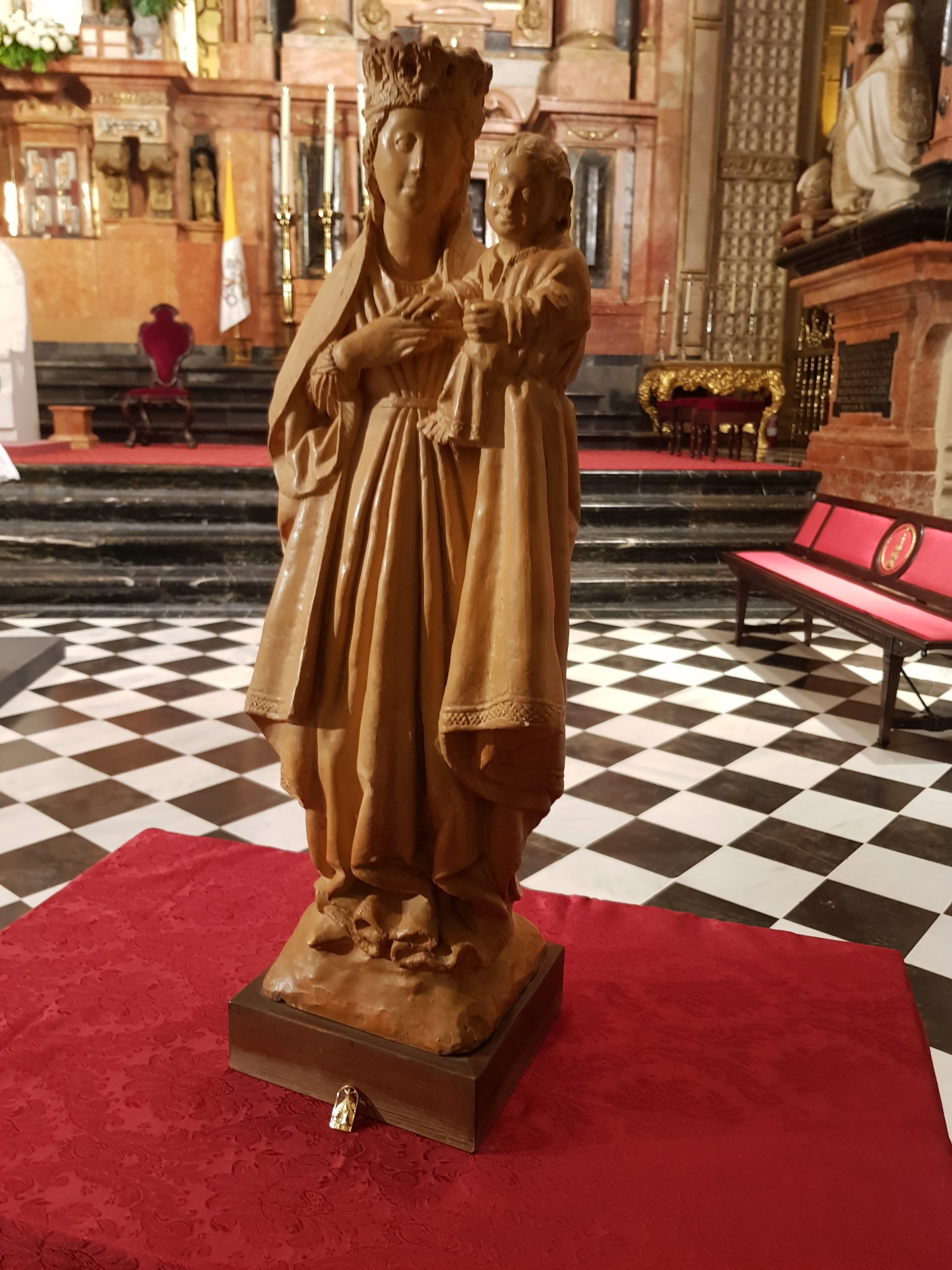 Imposición de la Distinción de Honor de la FEB a Nuestra Señora de la Fuensanta, coPatrona de Córdoba