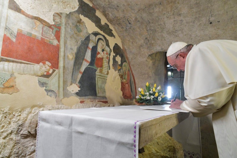 El Papa Francisco firma en el Santuario franciscano de Greccio, el 1 de diciembre de 2019, la Carta Apostólica "Admirabile signum" sobre el significado y el valor del Belén