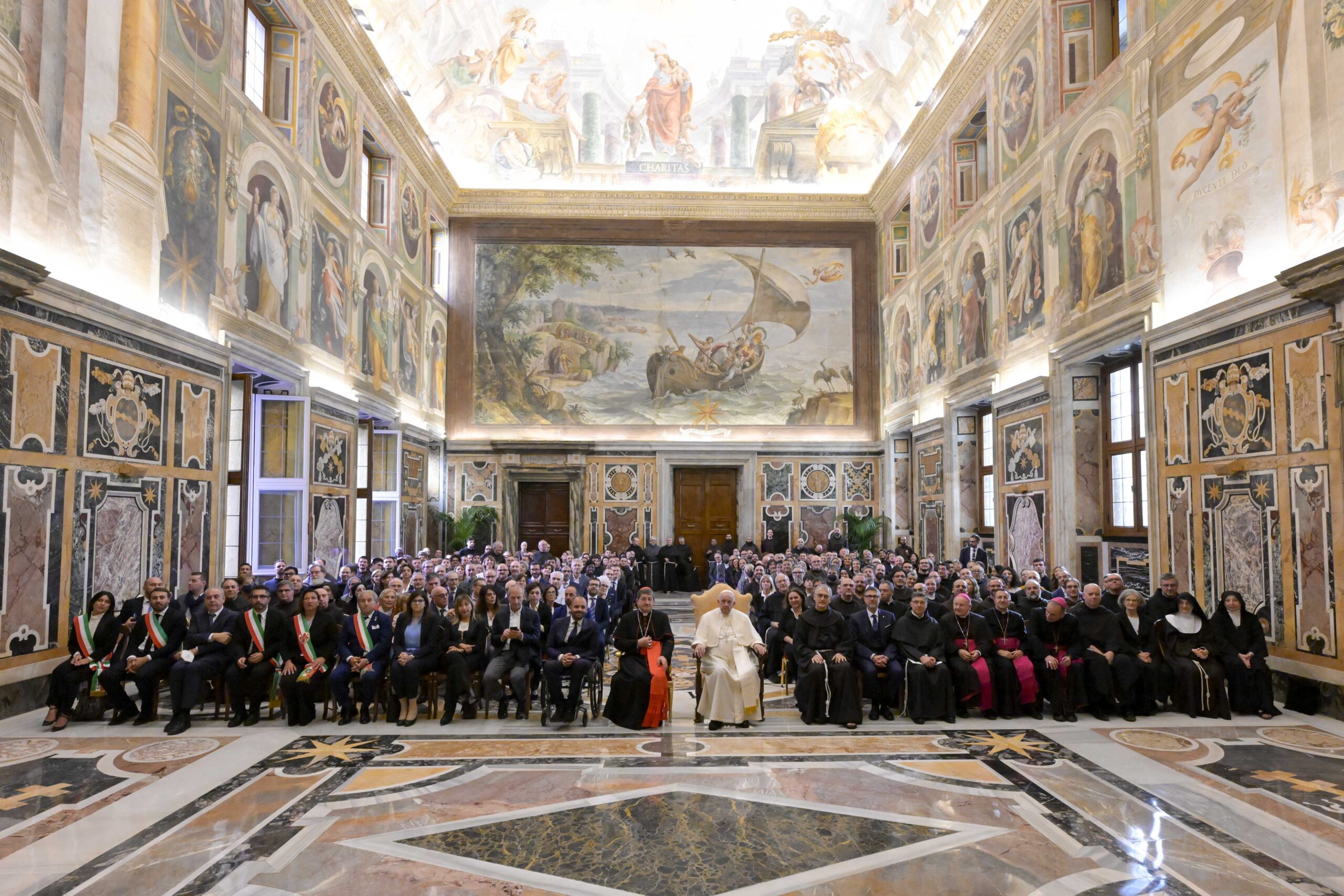 Foto de los aproximadamente 300 asistentes a la Audiencia Papal privada celebrada hoy, 31 de octubre de 2022, en la Sala Clementina del Palacio Apostólico de la Ciudad del Vaticano