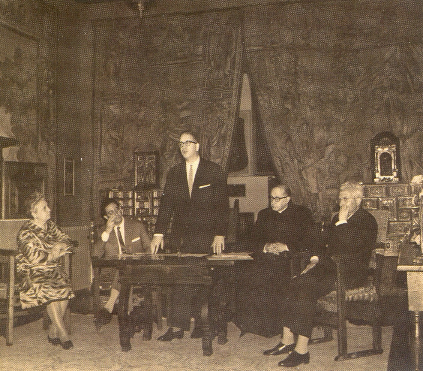 Recepción oficial en el Salón de Tapices del Museo de Artes Decorativas por D. Carlos Robles Piquer, director general de Información, dependiente del Ministerio de Información y Turismo