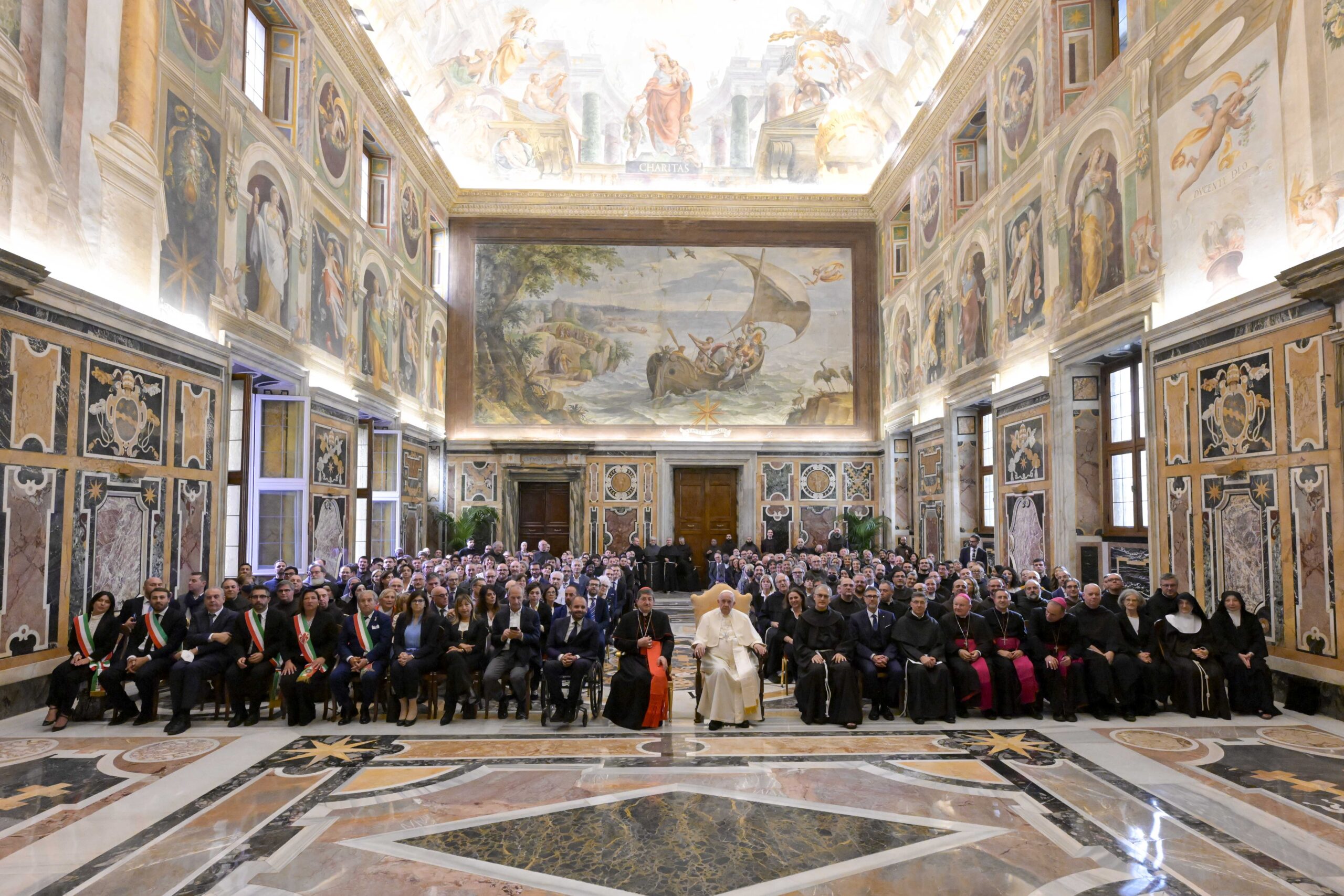 Foto de las personas asistentes a la Audiencia Papal privada celebrada ayer, lunes 31 de octubre de 2022, en la Sala Clementina del Palacio Apostólico de la Ciudad del Vaticano