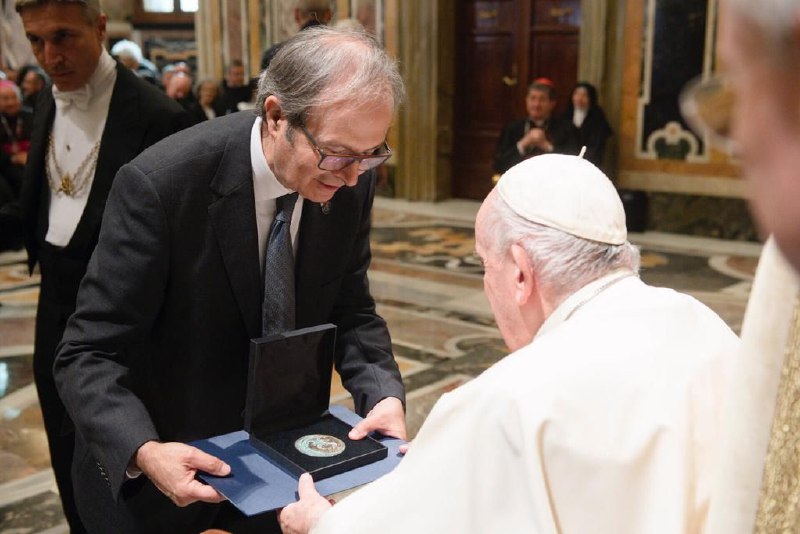 En la Audiencia Papal privada celebrada ayer lunes 31 de octubre de 2022 en la Sala Clementina del Palacio Apostólico de la Ciudad del Vaticano, D. Albert Catalá Pou, presidente de la Universalis Fœderatio Præsepistica, hace entrega de la Distinción al Mérito Belenista Un.Fœ.Præ a Su Santidad el Papa Francisco, que le fue concedida en el XXI Congreso Internacional Belenista