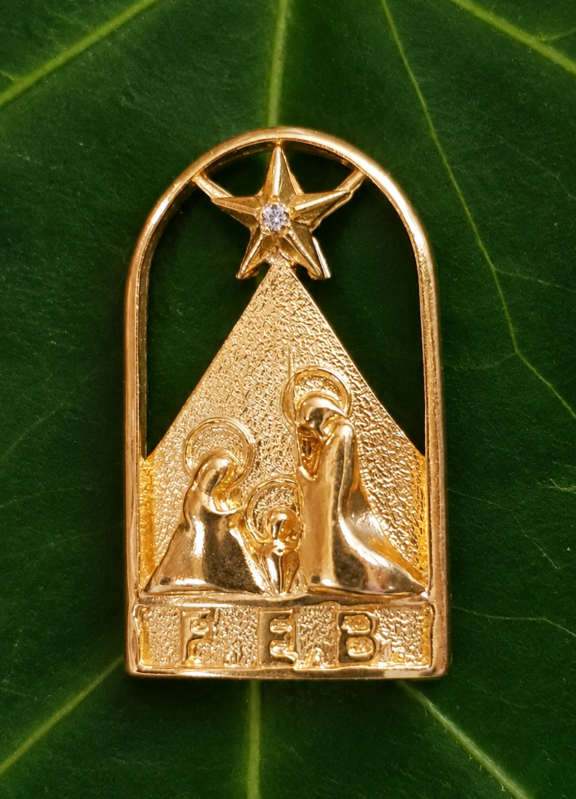 Modelo de Distinción de Honor de la Federación Española de Belenistas desde su creación como «Insignia de Oro y Brillantes»