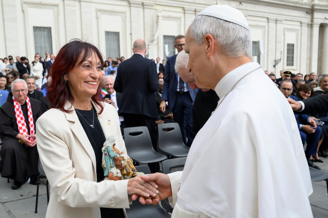 D.ª María Antonia Martorell Poveda, presidenta de la Federación Española de Belenistas, durante su encuentro con Su Santidad el Papa León XIV en la audiencia general celebrada el miércoles 7 de octubre de 2026 en la Plaza de San Pedro, en la Ciudad del Vaticano.
