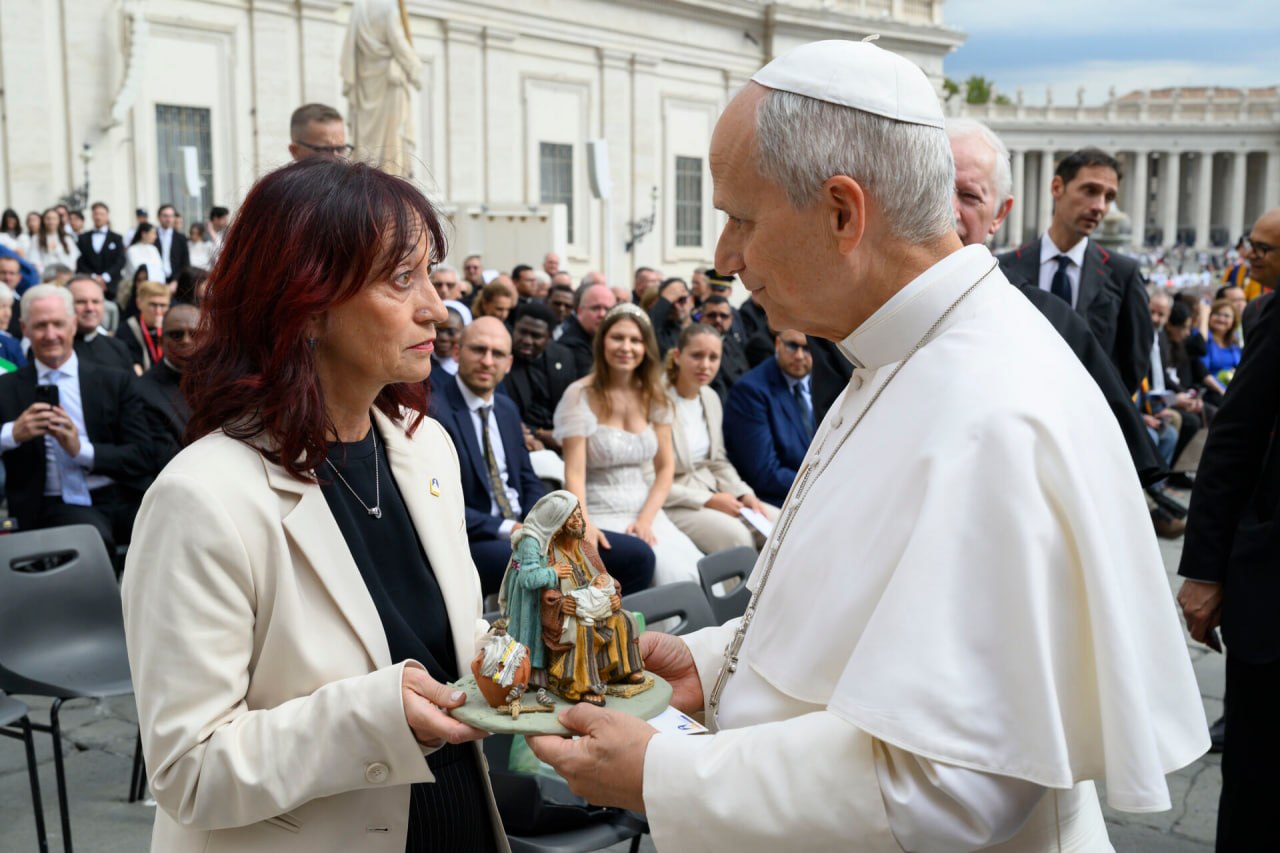 D.ª María Antonia Martorell Poveda, presidenta de la Federación Española de Belenistas, durante su encuentro con Su Santidad el Papa León XIV en la audiencia general celebrada el miércoles 7 de octubre de 2026 en la Plaza de San Pedro, en la Ciudad del Vaticano.